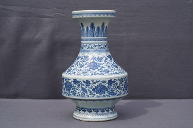 Een Chinese blauwwitte vaas met florale slingers, Qianlong